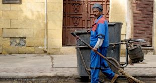 عمال النظافة في نجع حمادي