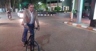 خالد عبدالحليم على الدراجة