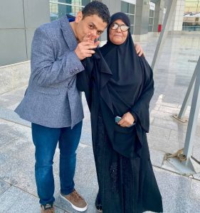 الباحث أحمد إبراهيم ووالدته