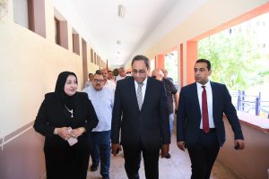 محافظ قنا يتفقد المقار الانتخابية