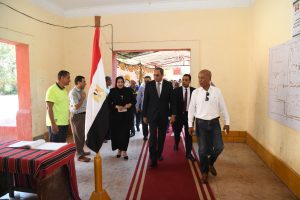 محافظ قنا يتفقد المقار الانتخابية