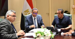 وزير الصحة ومحافظ قنا