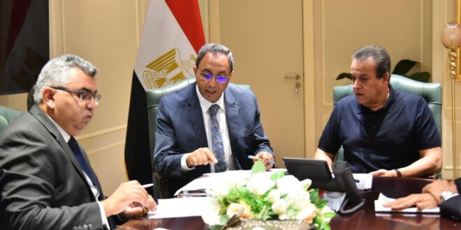وزير الصحة ومحافظ قنا