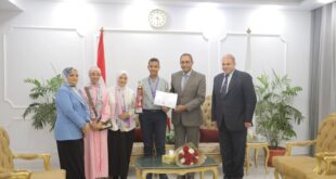 محافظ قنا يكرم الطالب مروان تامر