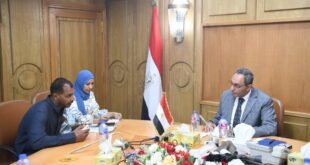 محافظ قنا يناقش 120 شكوى