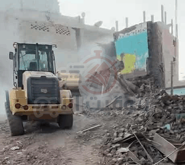 إخلاء منزلين بقرية القصر