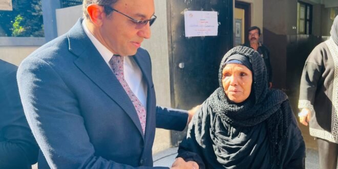 محافظ قنا يتفقد لجان الانتخابات