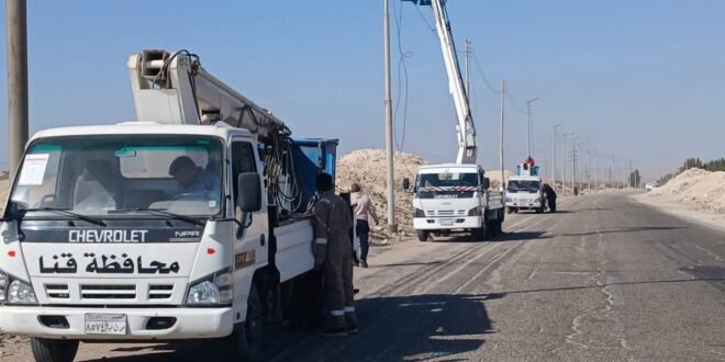 تنفيذ أعمال إنارة بالطريق الصحراوي الغربي بقنا