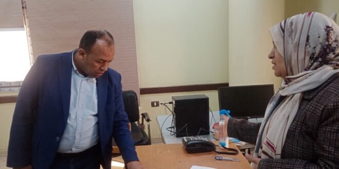 رئيس مركز نجع حمادي يتابع ملفات التصالح والتراخيص