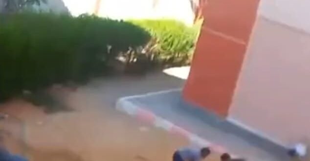 طلاب يؤدون أعمال بناء داخل مدرسة بنقادة