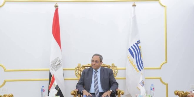 محافظ قنا خلال لقاء وفد وزارة العدل