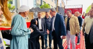 سيدة مسنّة تفاجئ محافظ قنا