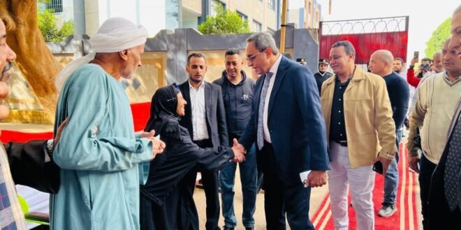 سيدة مسنّة تفاجئ محافظ قنا