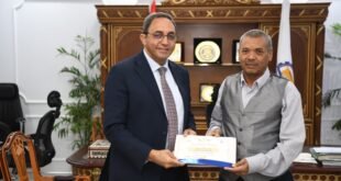 محافظ قنا يكرم عاملًا بالمحافظة