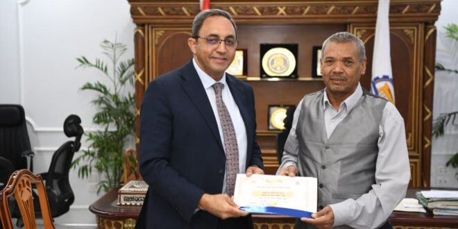 محافظ قنا يكرم عاملًا بالمحافظة