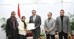 محافظ قنا يكرم ملك من ذوي الهمم