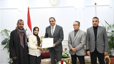 محافظ قنا يكرم ملك من ذوي الهمم