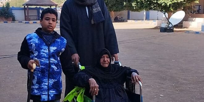 مسنة تشارك في انتخابات النواب بقنا