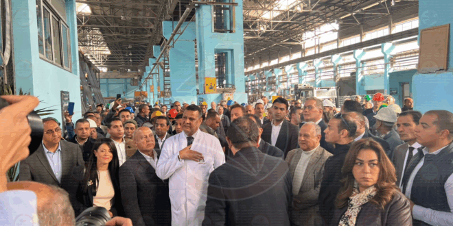 رئيس الوزراء بين عمال مصنع الألومنيوم بنجع حمادي