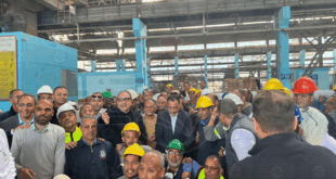 رئيس الوزراء يلتقط صورًا تذكارية مع عمال مصنع الألومنيوم