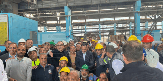 رئيس الوزراء يلتقط صورًا تذكارية مع عمال مصنع الألومنيوم