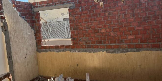 إزالة دور سادس مخالف بحي سيدي عمر في قنا