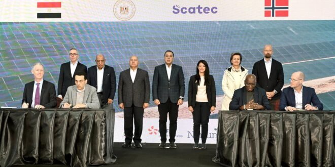 رئيس الوزراء يفتتح مشروع محطة طاقة شمسية بنجع حمادي