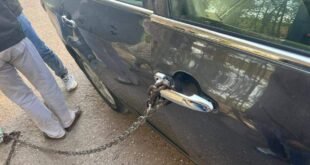 ربط سيارة بالسلاسل داخل جامعة قنا