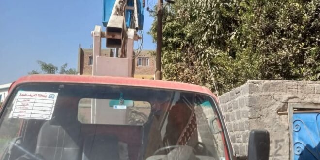 صيانة شاملة للإنارة بمداخل القرى بقنا