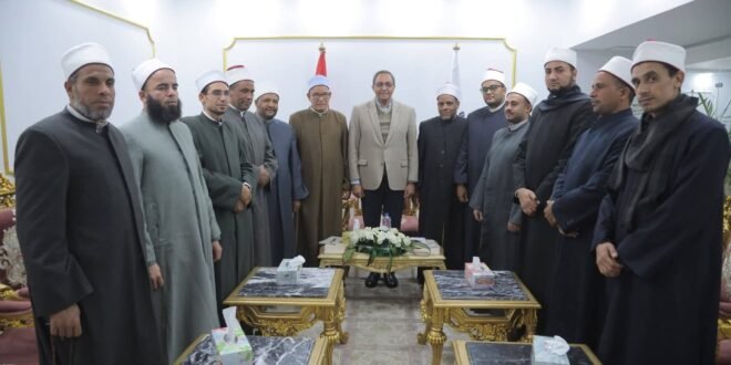 محافظ قنا ووفد الأزهر