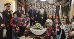 محافظ قنا يزور مطرانية دشنا ويوزع الهدايا على الأطفال