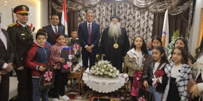 محافظ قنا يزور مطرانية دشنا ويوزع الهدايا على الأطفال