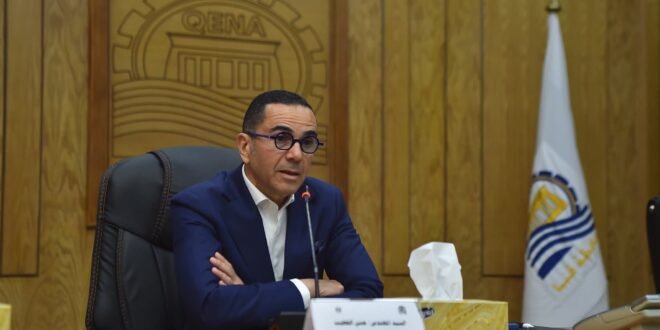 وزير الاستثمار خلال لقائه مستثمري قنا