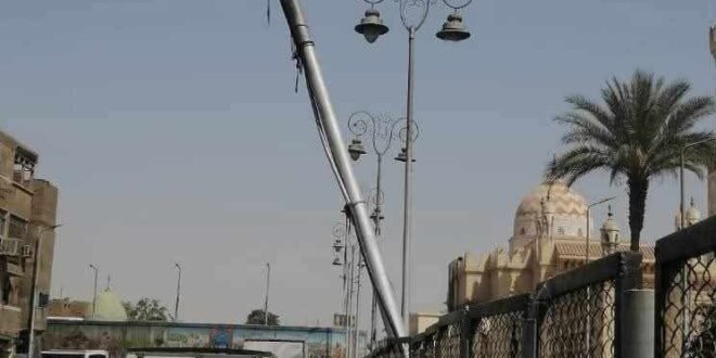 إصلاح عمود إنارة مائلًا بمحيط مسجد سيدي عبدالرحيم