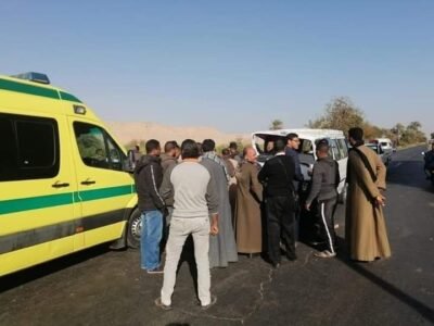 تصادم سيارتين وتروسيكل