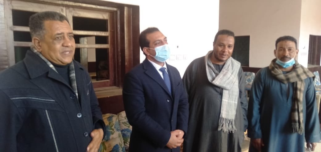 نائب محافظ قنا يقدم واجب العزاء