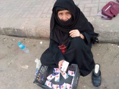 تبيع المناديل بشوارع قنا