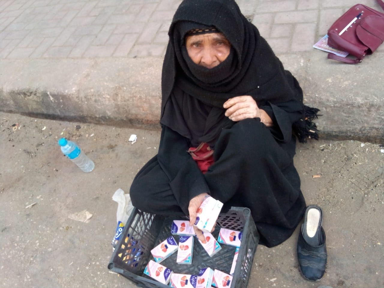 تبيع المناديل بشوارع قنا