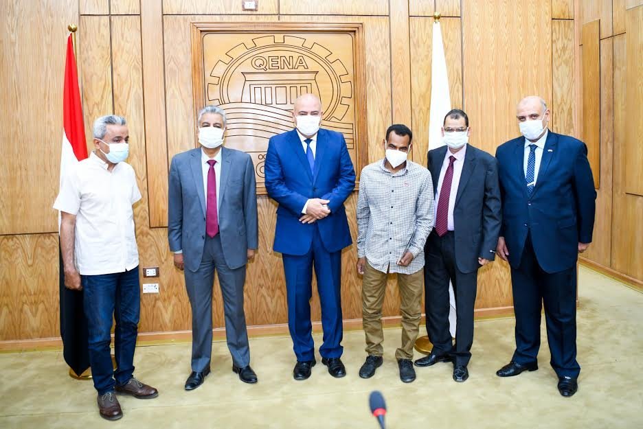 محافظ قنا مدير مستشفى الحميات