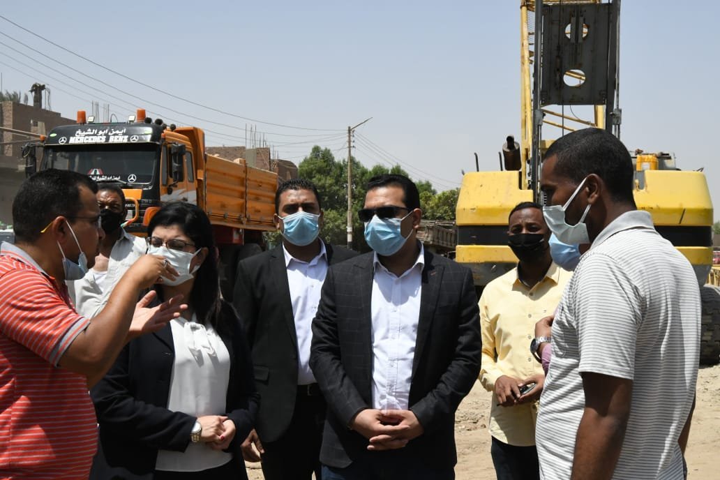 نائب محافظ قنا يتفقد كوبري أبوتشت