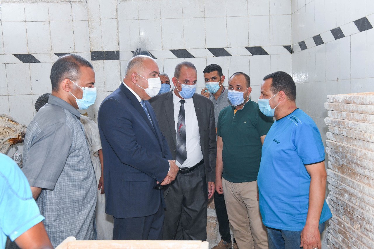 محافظ قنا في جولة المخابز