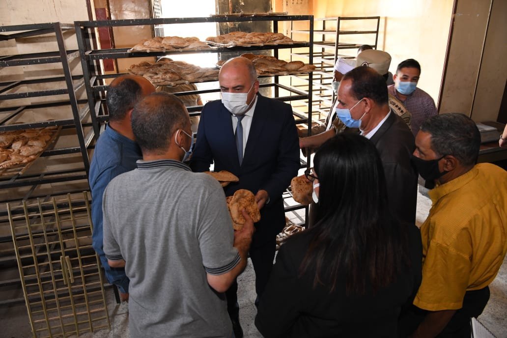 محافظ قنا في جولة المخابز
