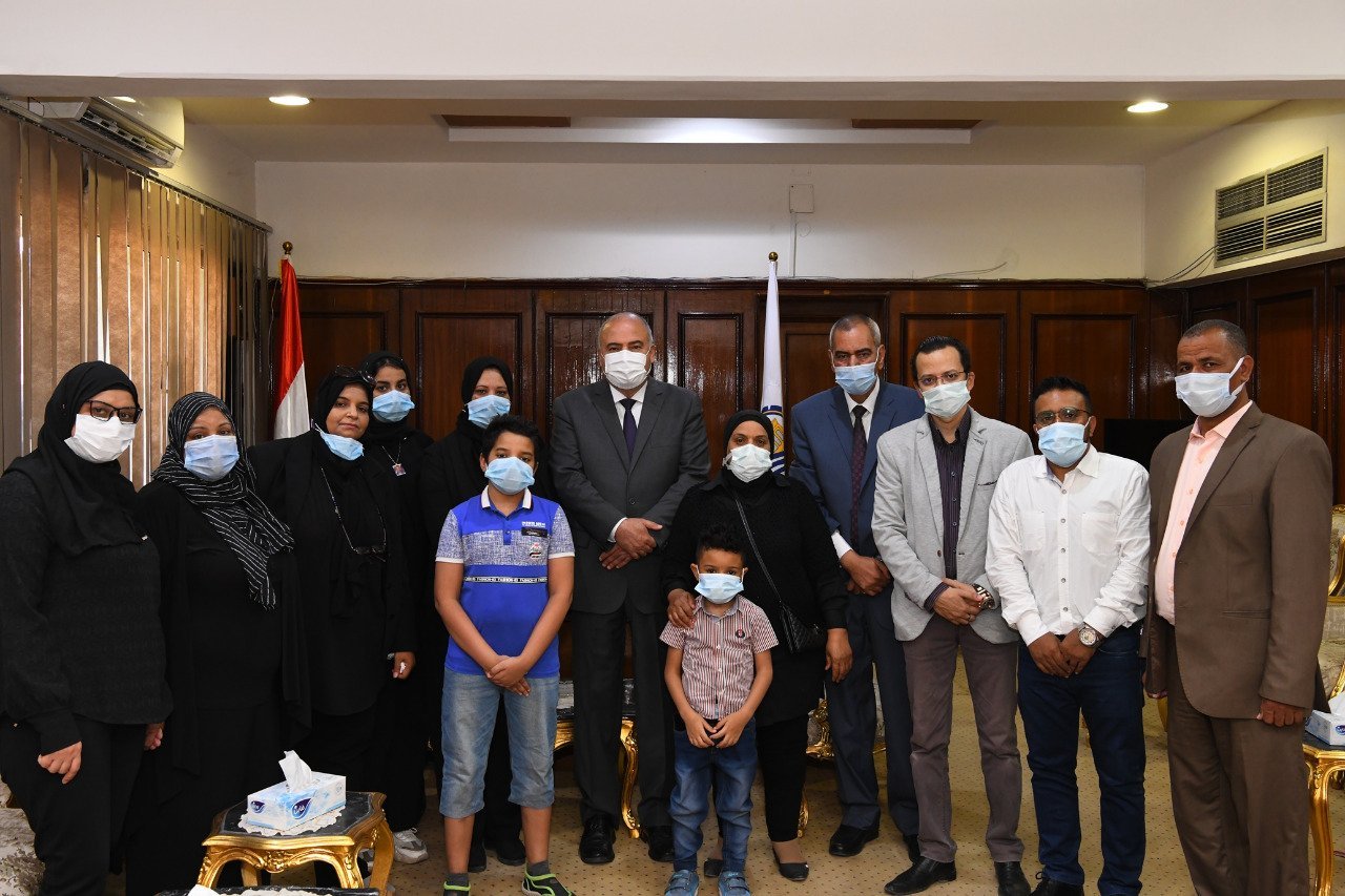 محافظ قنا يكرم أسرة نجل شيخ تجار نجع حمادي