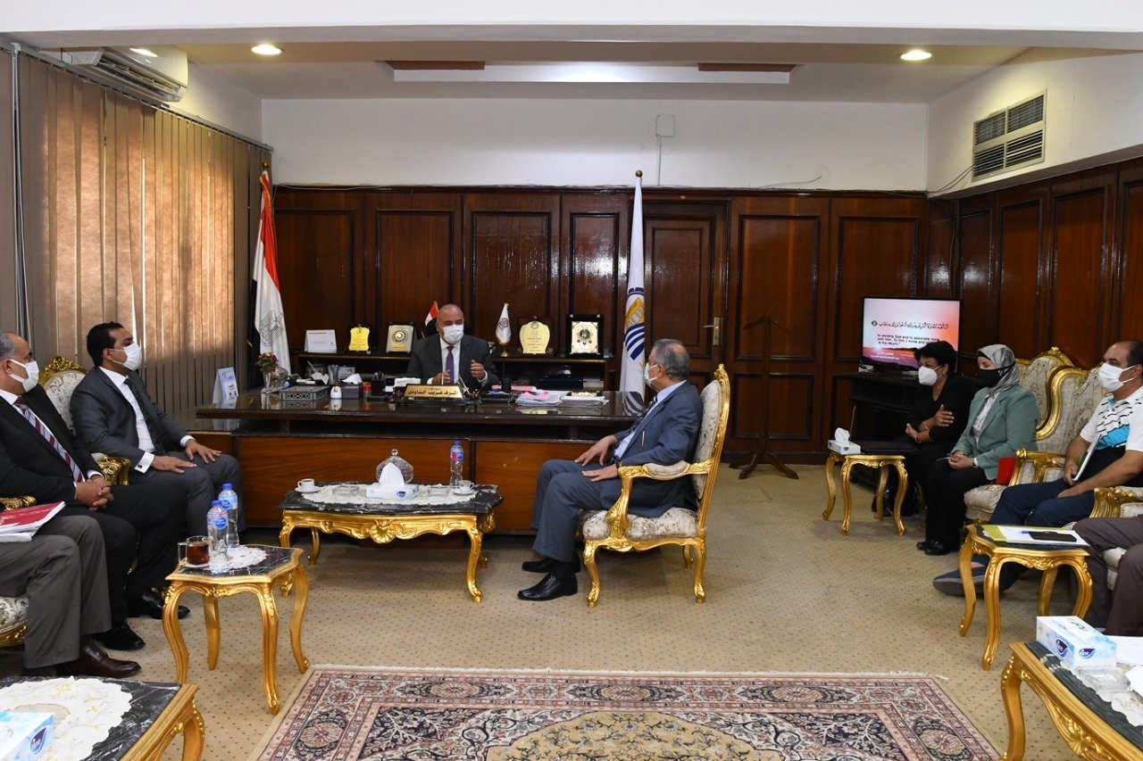 أكبر مكتبة إقليميه في قنا 