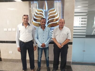 أيوب القاضي برفقة مسؤولي البنك الزراعي