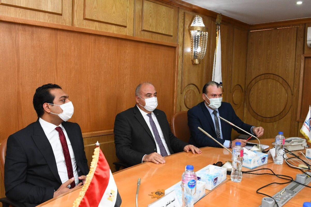 العاصفة الترابية تصل قنا