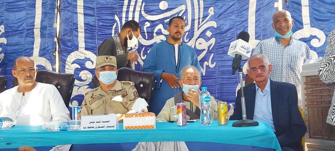 جانب من اجتماع محافظ قنا