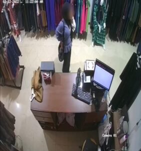 فتاة تسرق هاتف محمول