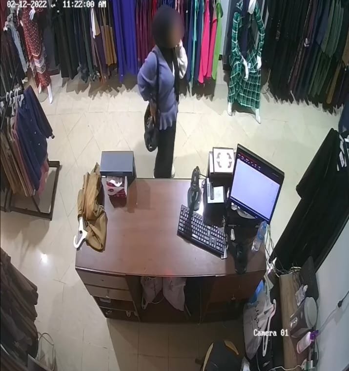 فتاة تسرق هاتف محمول