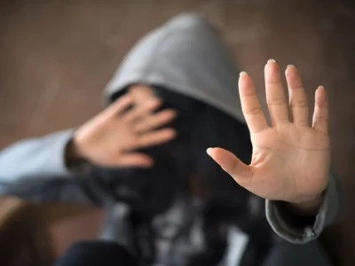 حبس عامل بتهمة التحرش بطفلة بقنا